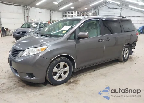 2013 Toyota Sienna Le V6 8 Passenger z USA, uszkodzony, nr VIN 5TDKK3DC7DS331363
